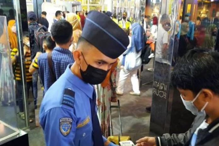 Petugas kesehatan di Bandara Soekarno-Hatta memantau layar thermal scanner untuk menskrining suhu tubuh penumpang internasional sebagai antisipasi virus Nipah.