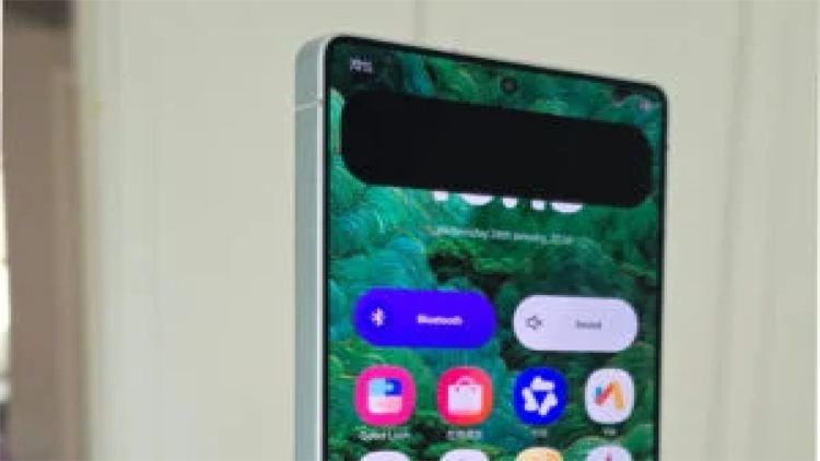 Ilustrasi layar ponsel Samsung Galaxy dengan fitur privasi anti-intip yang menyembunyikan notifikasi dari sudut pandang samping.