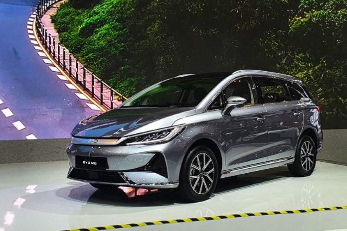BYD M6 yang dipamerkan dalam ajang otomotif, mewakili tren pasar LMPV di Indonesia awal 2026.