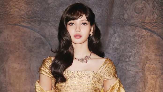 Suasana lokasi syuting film Extraction: Tygo yang dibintangi Lisa BLACKPINK di kawasan Kota Tua Jakarta dengan pengawalan petugas.