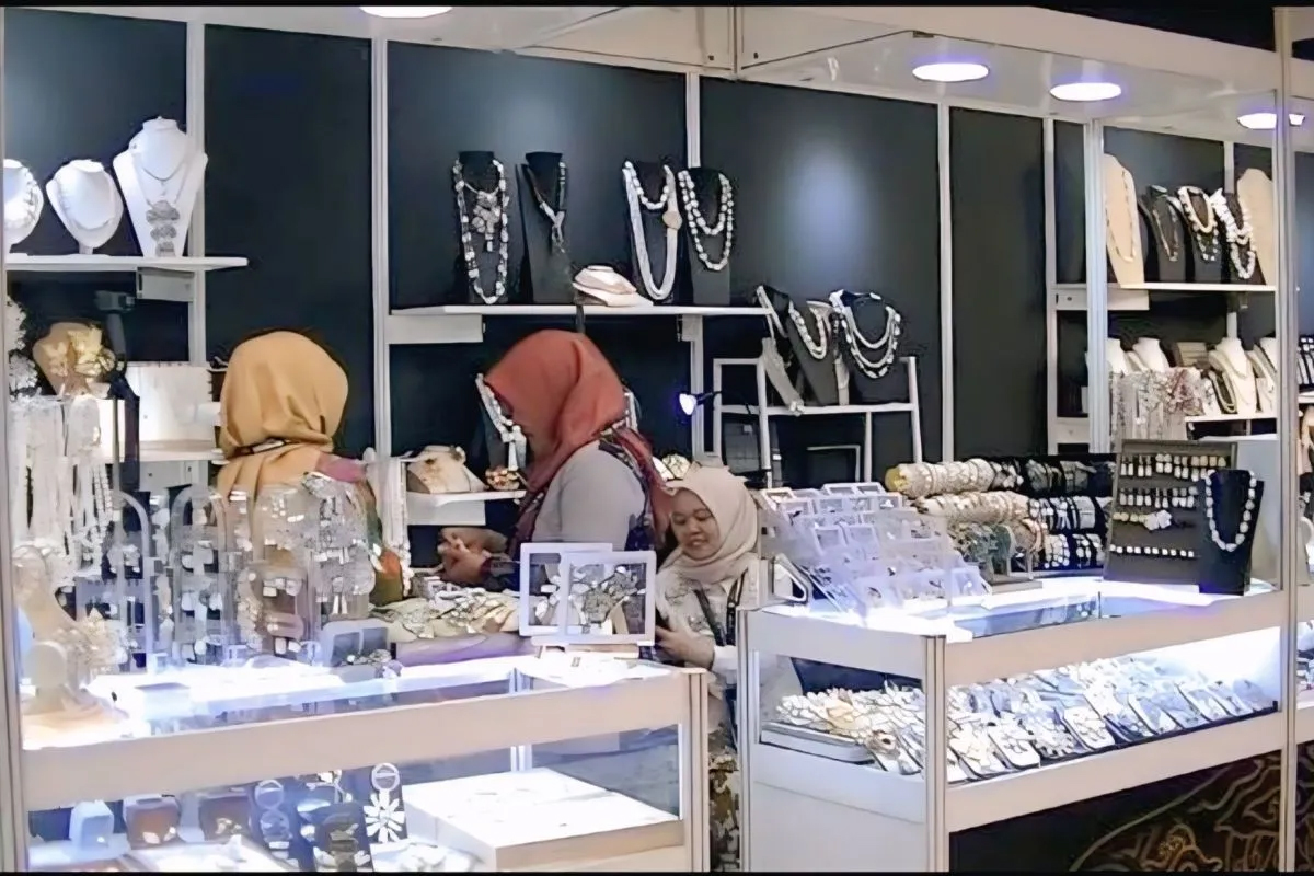 Suasana pembukaan Jakarta Jewellery Fair 2026 yang menampilkan berbagai koleksi emas dan permata di JICC Senayan.