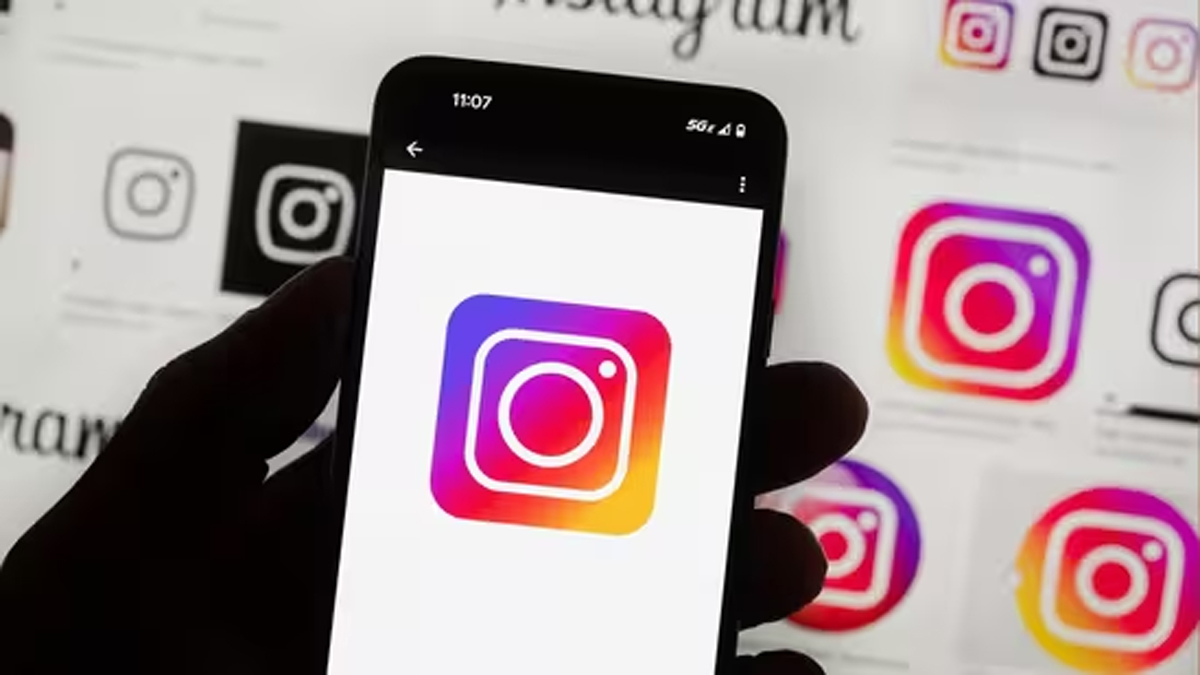 Tampilan aplikasi Instagram di ponsel dengan fitur perlindungan remaja dan notifikasi untuk orang tua.