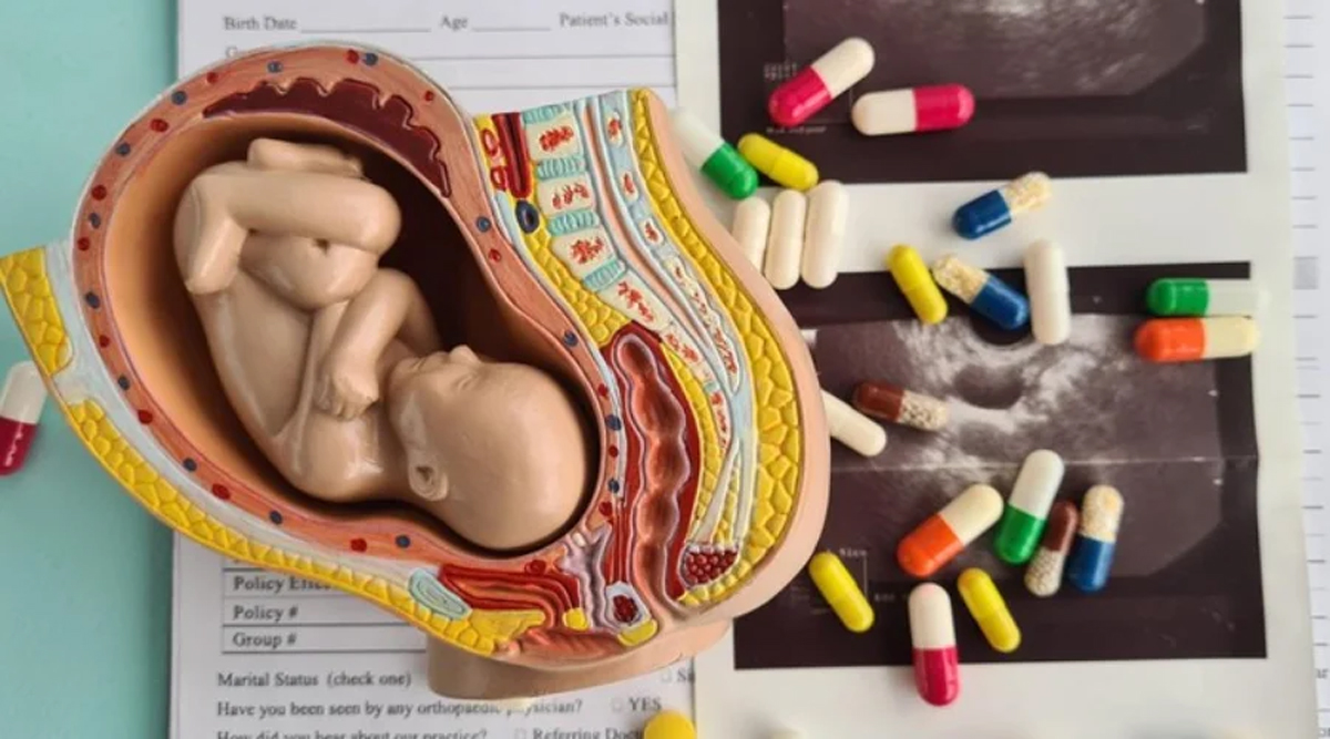 Ilustrasi janin dalam kandungan dan simbol hukum kesehatan serta keagamaan mengenai praktik aborsi di Indonesia.