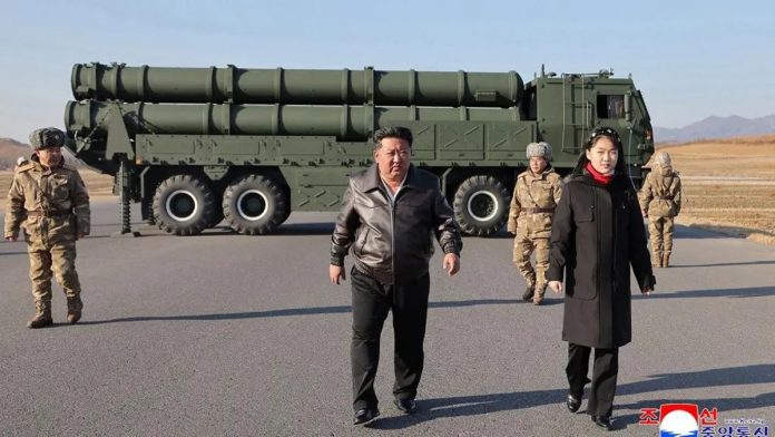 Pemimpin Korea Utara Kim Jong Un bersama putrinya, Kim Ju Ae, saat meninjau uji coba sistem peluncur roket kaliber besar pada Januari 2026.