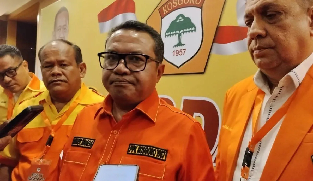  Wakil Ketua Komisi VII DPR RI Lamhot Sinaga saat memberikan keterangan mengenai anggaran pemulihan UMKM terdampak bencana di Sumatera.