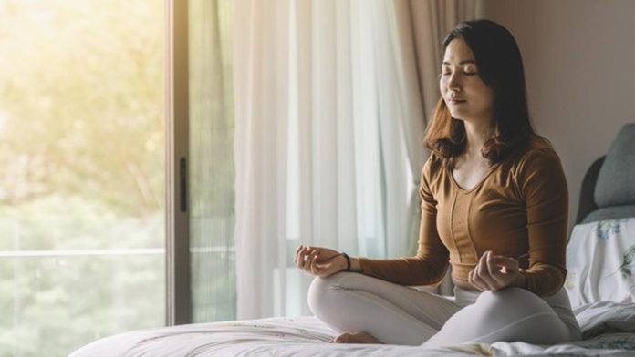 Ilustrasi seseorang sedang melakukan refleksi diri dan meditasi saat berpuasa untuk menjaga keseimbangan emosi dan kesehatan mental.