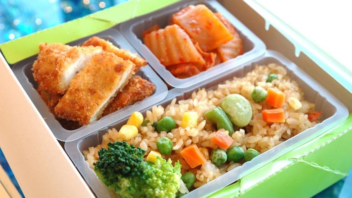 Jadwal menu bekal sekolah sehat selama satu minggu yang terdiri dari bahan alami dan segar.