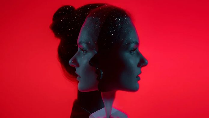 Seorang wanita menggunakan perangkat neuromodulasi genggam untuk menstimulasi saraf leher sebagai terapi pencegahan migrain.