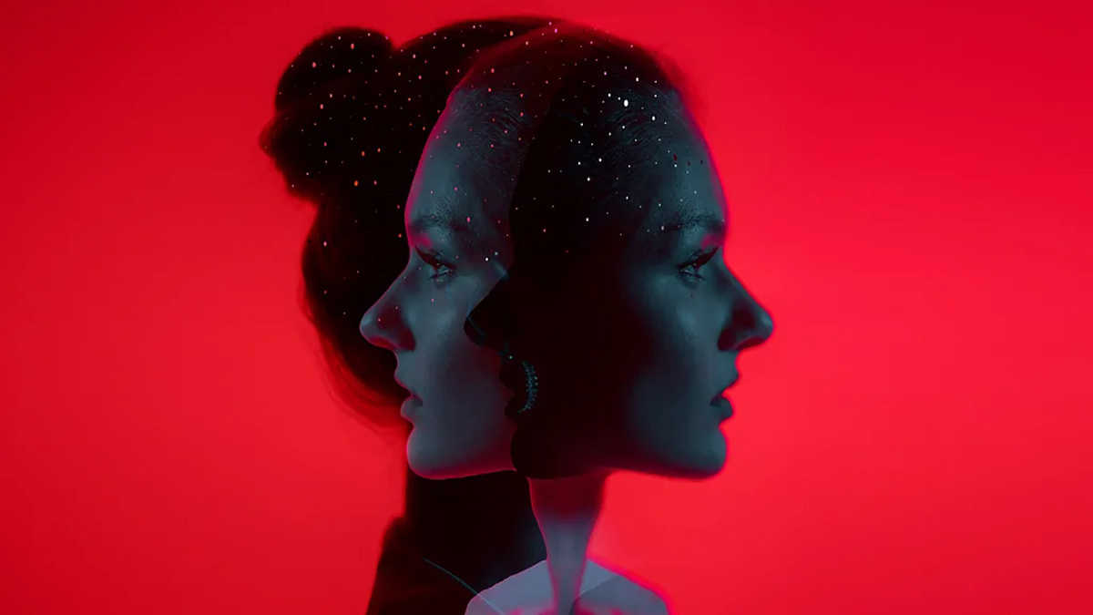 Seorang wanita menggunakan perangkat neuromodulasi genggam untuk menstimulasi saraf leher sebagai terapi pencegahan migrain.