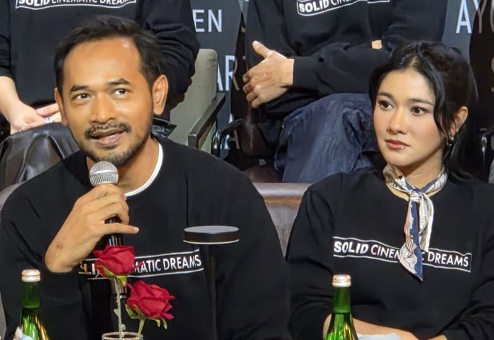 Oka Antara saat menghadiri wawancara terkait perannya dalam film Kapal Terbang di Jakarta Selatan.
