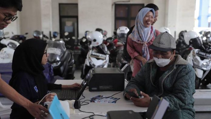Suasana antrean warga yang melakukan verifikasi dokumen mudik gratis di kantor Dinas Perhubungan dengan membawa berkas lengkap.
