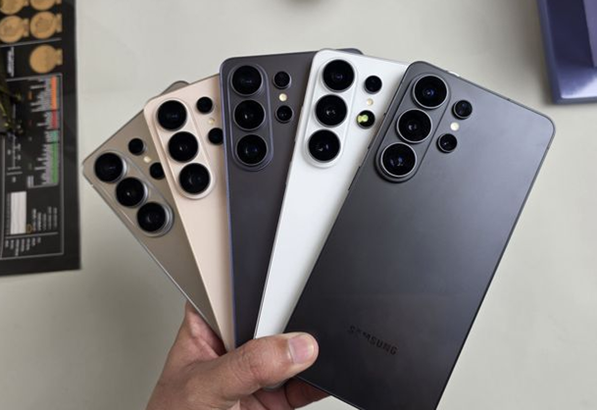 Samsung Galaxy S26 Ultra dengan layar Privacy Display dan modul kamera belakang berbentuk kapsul.