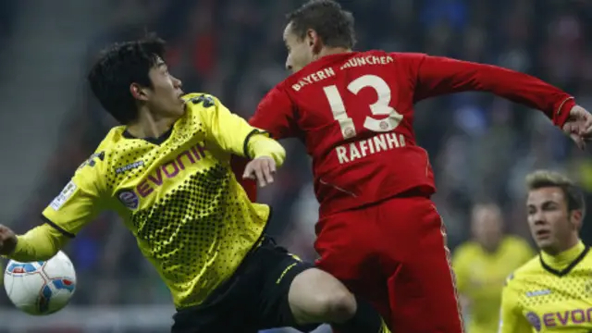 Pemain klub Asia saat bertanding melawan klub Eropa di turnamen internasional, menggambarkan persaingan antarbenua.