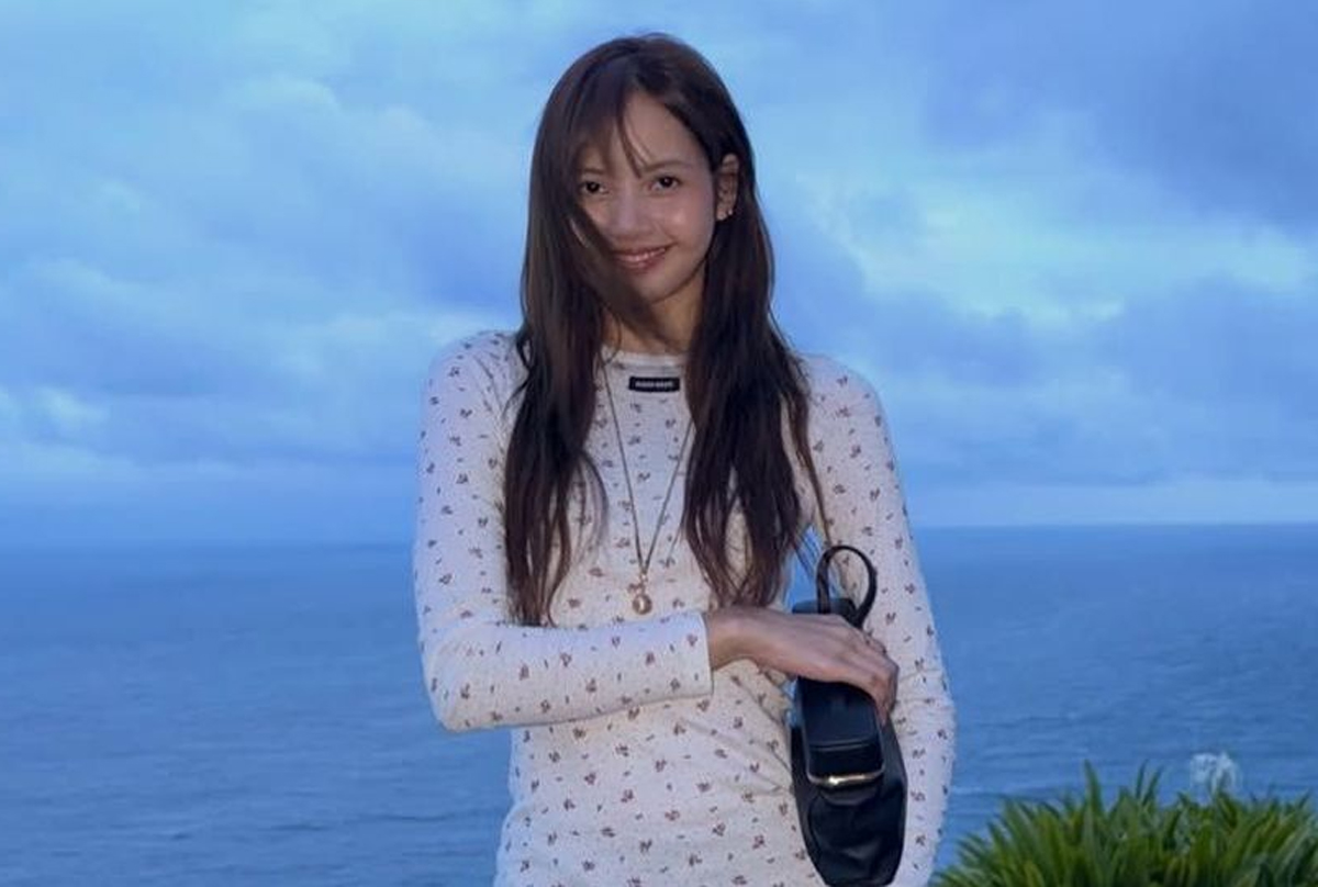 Potret Lisa BLACKPINK mengenakan busana kasual dan dress saat menikmati liburan di Bali, diunggah melalui akun Instagram pribadinya. (KOMPAS)