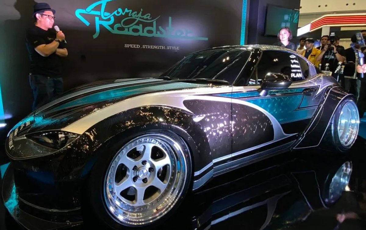 Sosok Mazda MX-5 Miata generasi terbaru dalam tahap pengembangan yang tetap mempertahankan konsep atap terbuka dan desain ikonik.