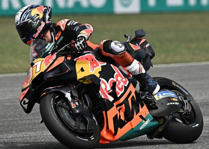 Pedro Acosta beraksi dengan motor KTM di Circuit of the Americas (COTA) pada sesi sprint race MotoGP Amerika 2026. (KOMPAS)