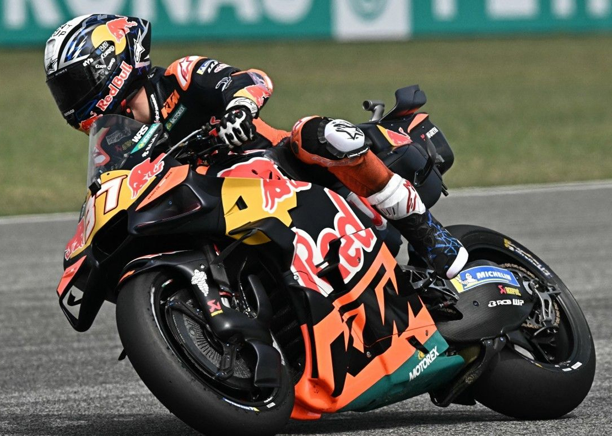 Pedro Acosta beraksi dengan motor KTM di Circuit of the Americas (COTA) pada sesi sprint race MotoGP Amerika 2026. (KOMPAS)