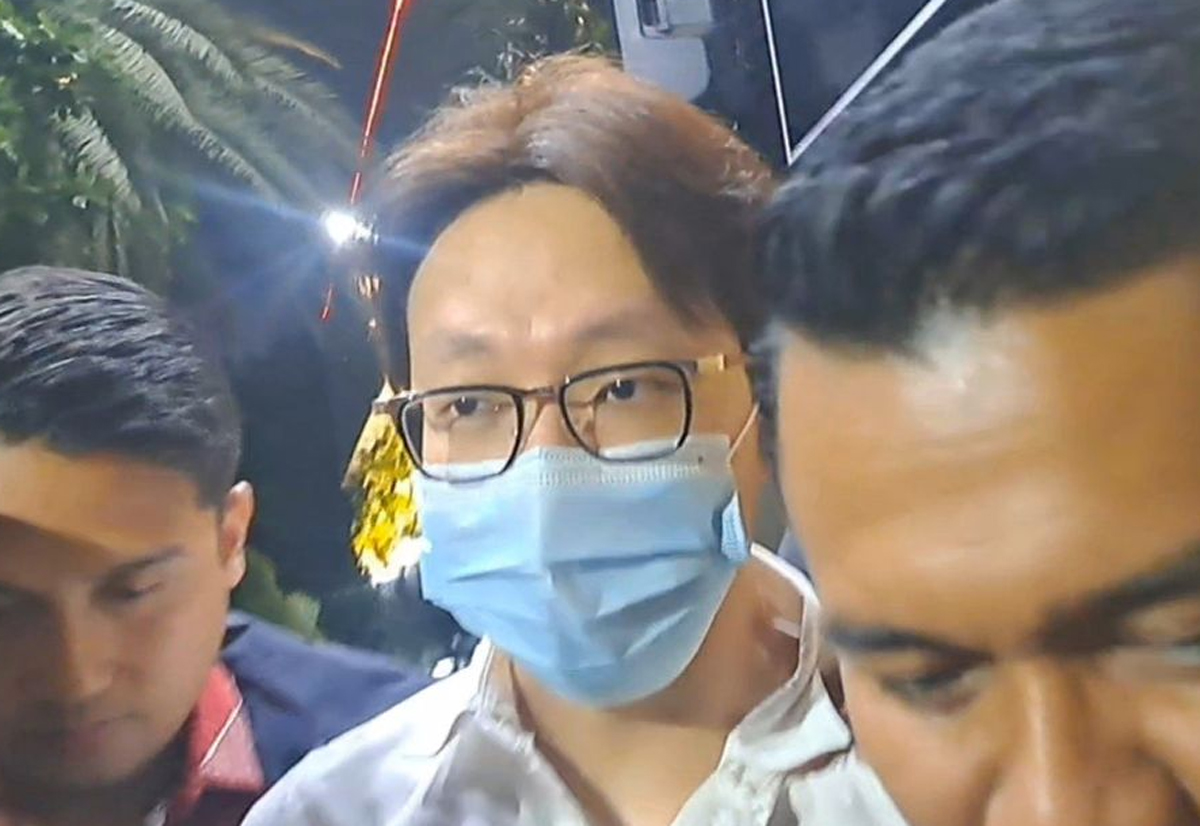 Potret Richard Lee saat mengenakan rompi tahanan setelah menjalani pemeriksaan di Mapolda Metro Jaya terkait kasus UU Kesehatan. (KOMPAS)