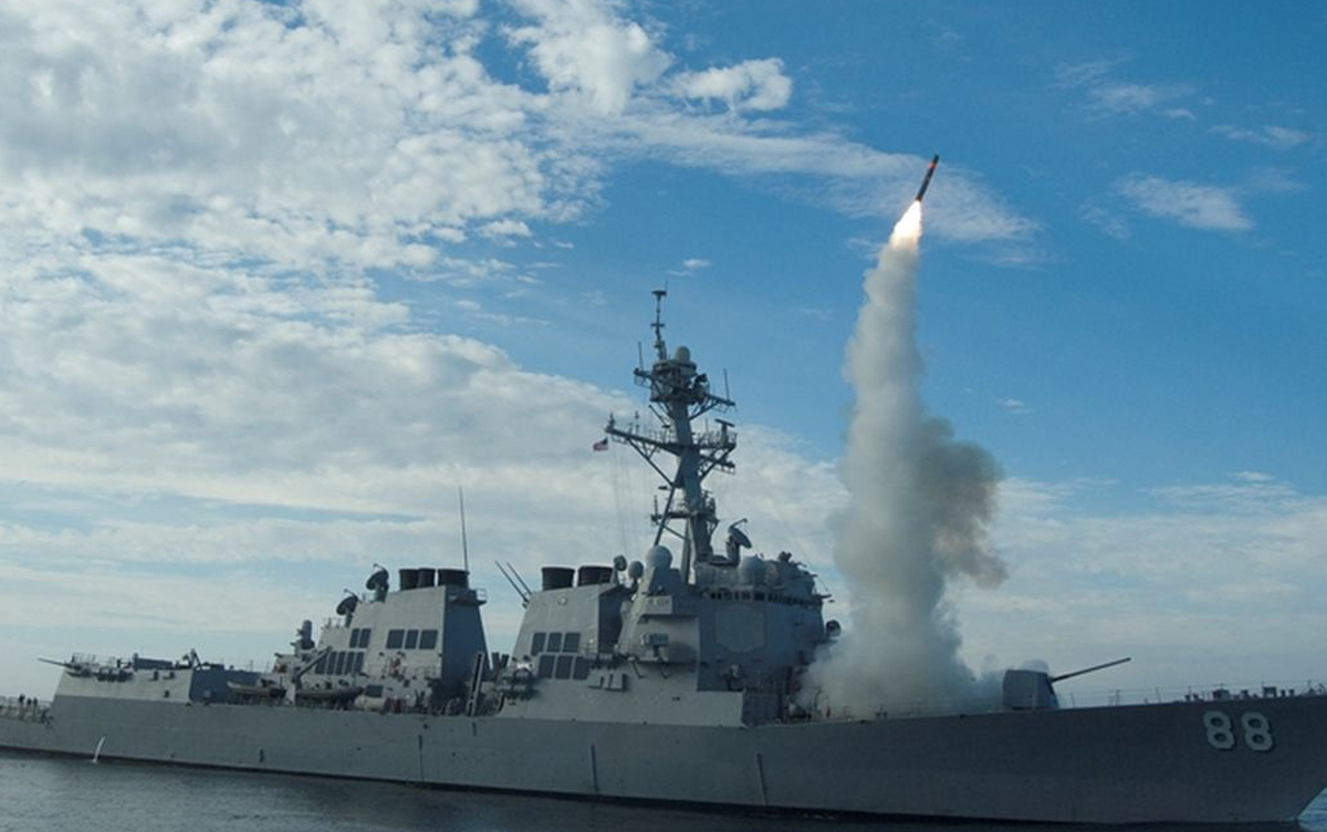 Kapal perang Amerika Serikat meluncurkan rudal Tomahawk dalam operasi militer di Iran Maret 2026. (KOMPAS)