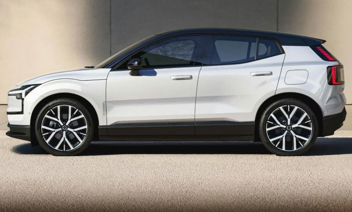 SUV listrik Volvo EX30 varian terbaru sedang melaju di jalanan perkotaan Eropa dengan tampilan modern dan elegan.