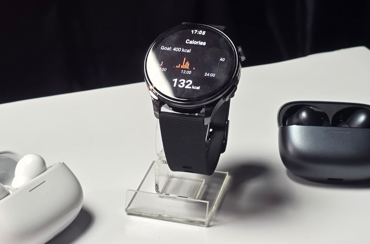 Produk terbaru Xiaomi Watch 5 dengan layar sapphire glass dan earphone TWS Redmi Buds 8 Pro varian warna Glacier Blue.