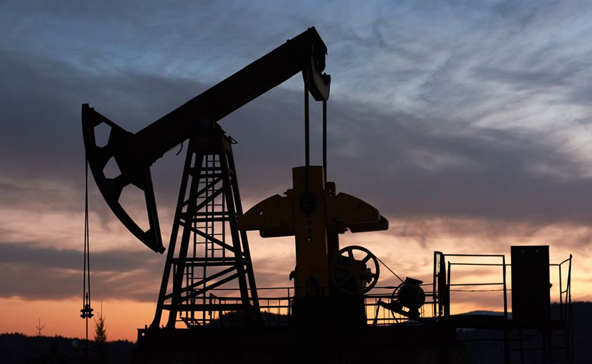 Ilustrasi sumur minyak melambangkan krisis pasokan energi global. (KOMPAS)