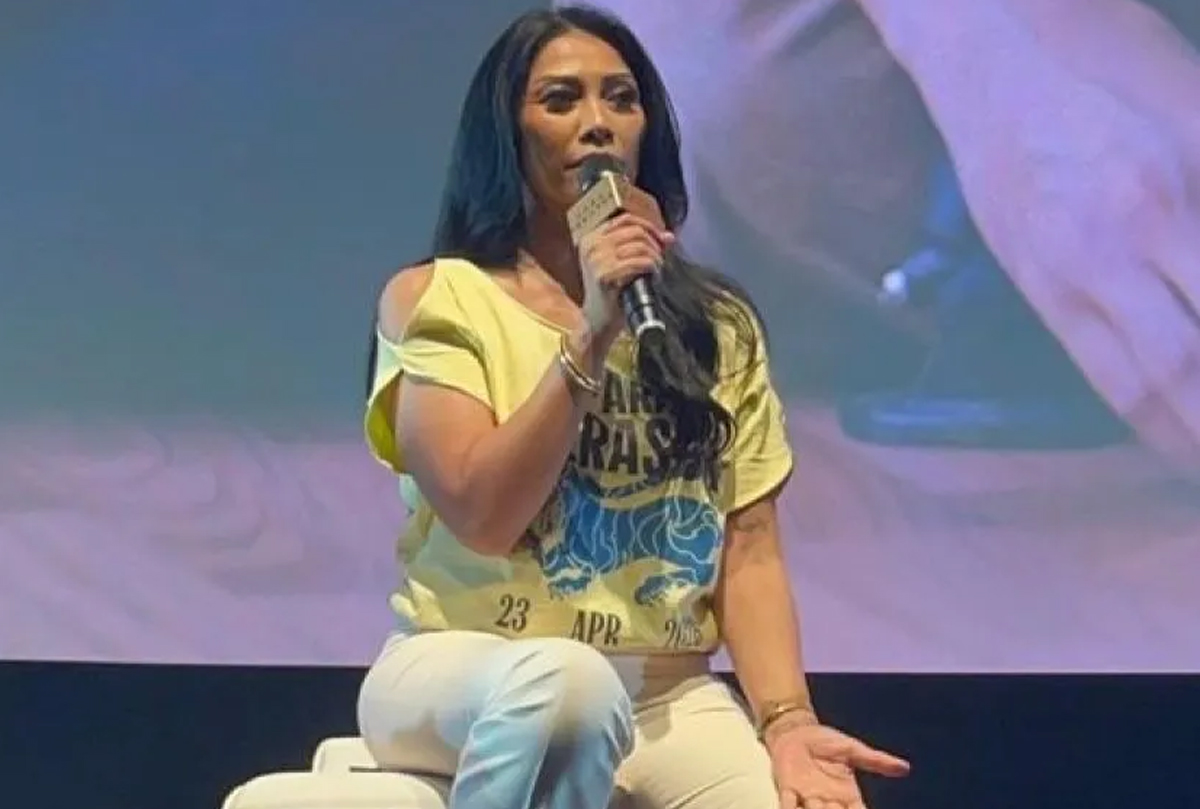 Anggun C. Sasmi saat konferensi pers film Para Perasuk di Jakarta, tampil sebagai Guru Asri dalam film panjang perdananya garapan sutradara Wregas Bhanuteja.