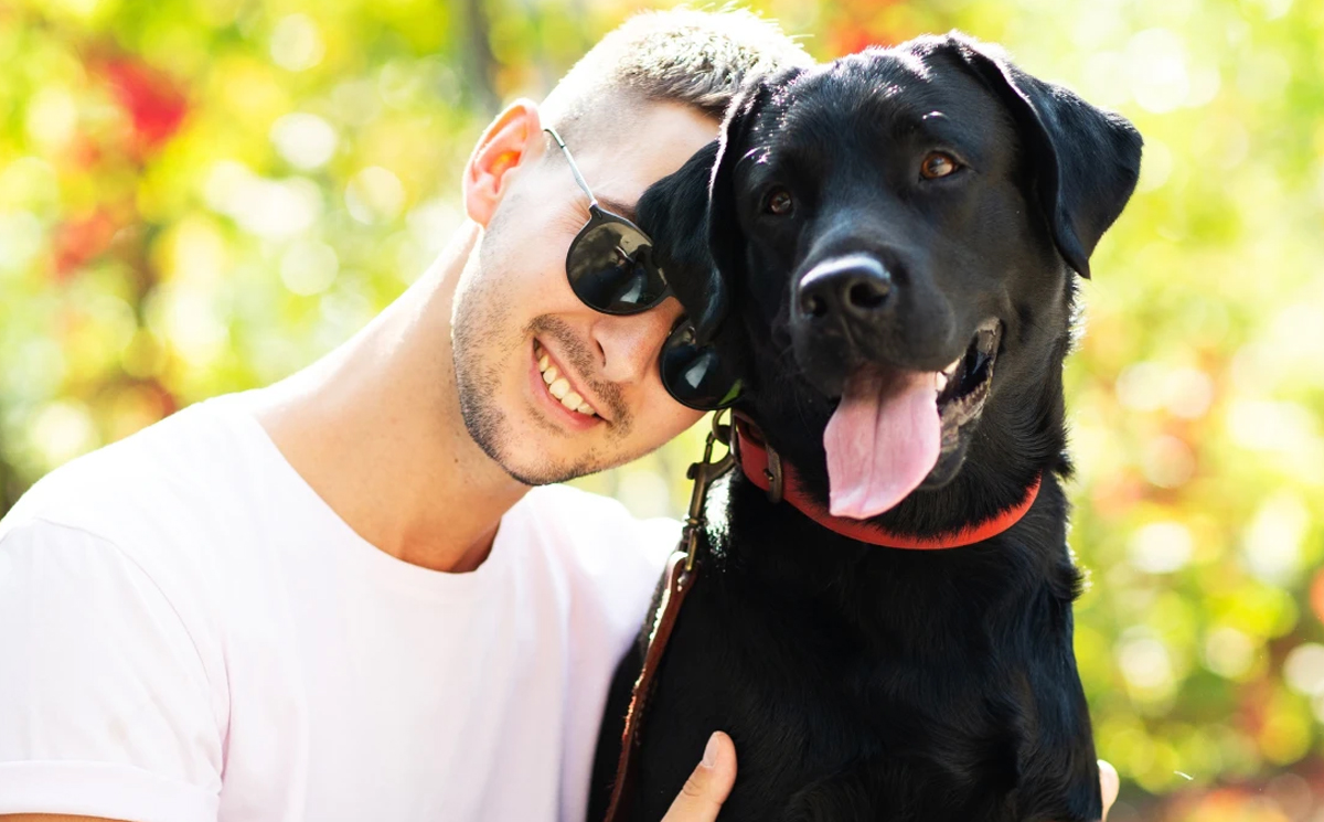 Ilustrasi pemilik anjing yang memberikan perhatian penuh dan kontak mata lembut kepada anjing peliharaannya, menunjukkan ikatan emosional yang kuat.