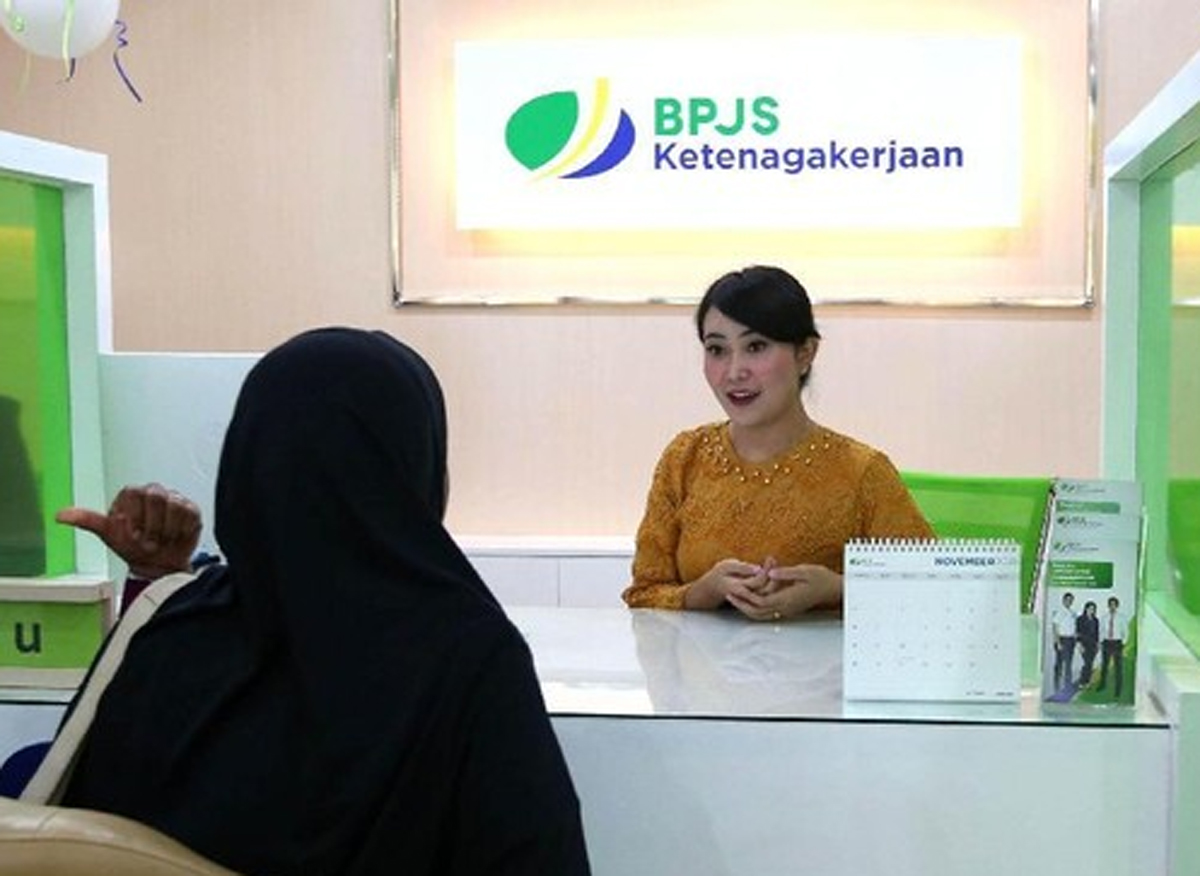 Langkah-langkah menggunakan layanan Lapak Asik BPJS Ketenagakerjaan di smartphone untuk klaim JHT secara online tanpa datang ke kantor cabang.