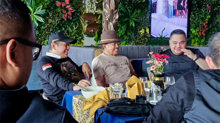 Bambang Soesatyo (Bamsoet) melepas Riding Komunitas Jeep PERIKHSA 4x4 di Parle Senayan, menekankan peran komunitas hobi dalam ketahanan nasional.