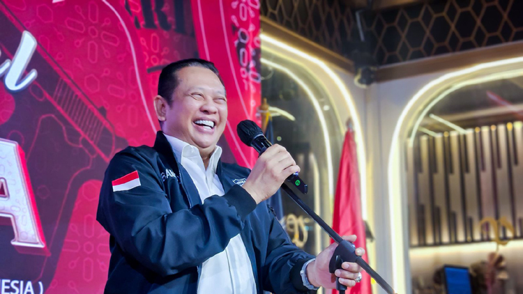 Bambang Soesatyo (Bamsoet) saat mengukuhkan pengurus PERIKHSA 4x4 COMMUNITY yang beranggotakan pemilik mobil Jeep dan pemegang izin senjata api bela diri.