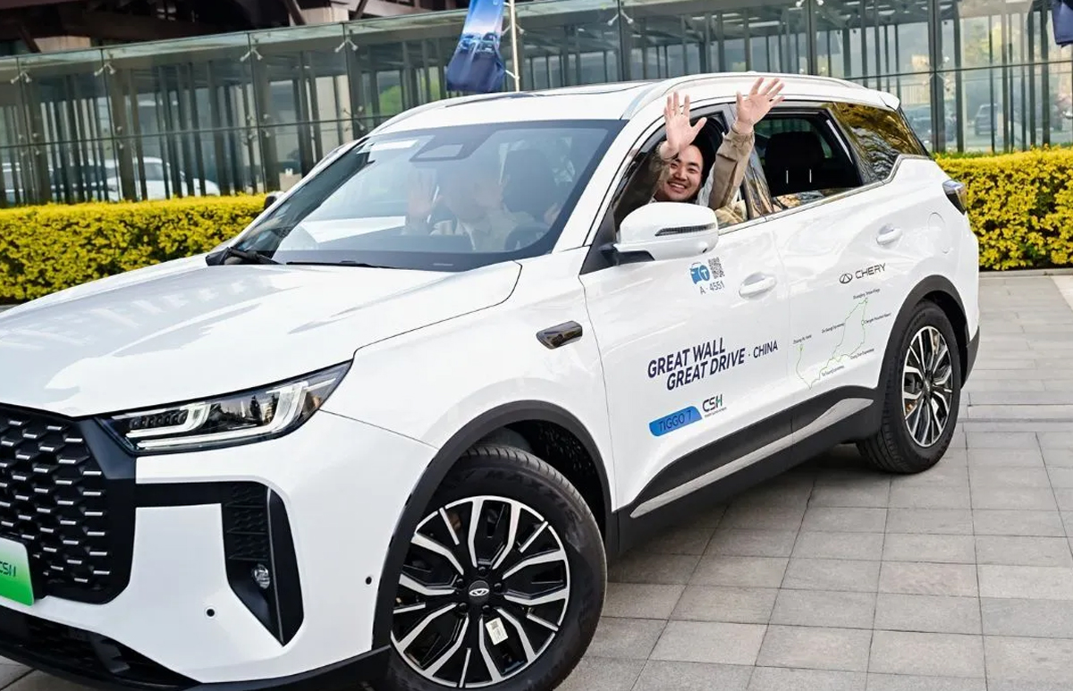 Demonstrasi teknologi Chery VPD (Valet Parking Driver) di area parkir sempit, menunjukkan mobil yang bergerak mandiri tanpa pengemudi di dalamnya.