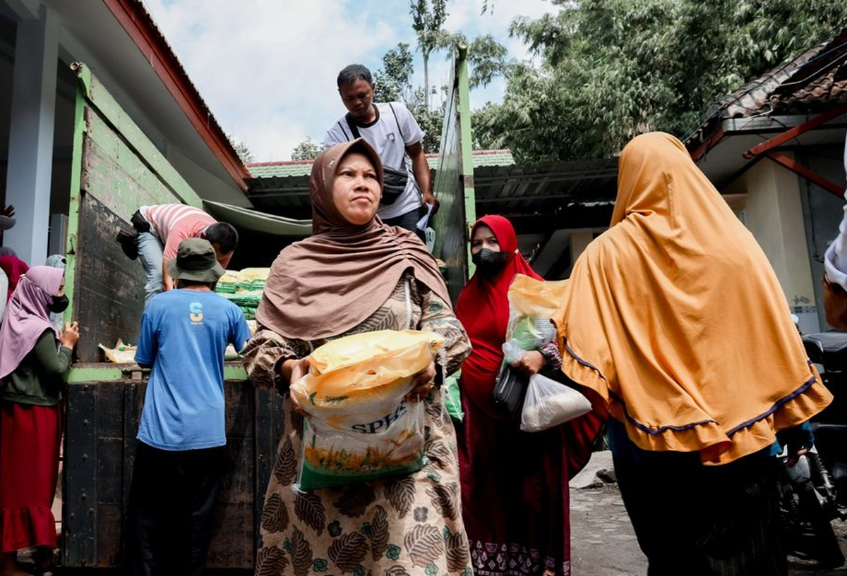 Ilustrasi warga yang membutuhkan bansos bisa mengecek status penerima bantuan sosial (bansos) Kemensos melalui smartphone menggunakan NIK KTP.