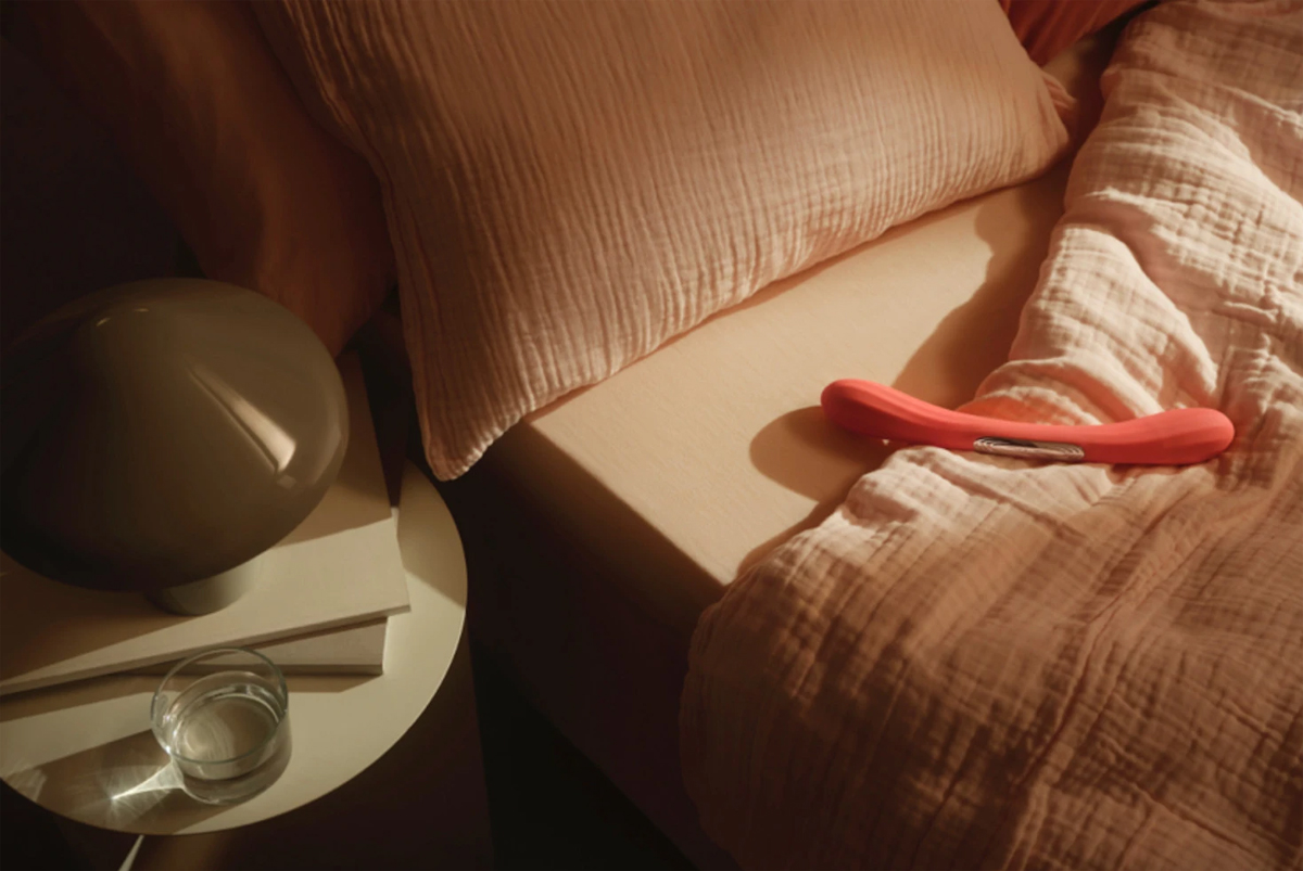 Produk LELO BOOMERANG™, vibrator berbentuk U dari silikon medis dengan tekstur rib, dirancang untuk stimulasi ganda bagi pasangan.