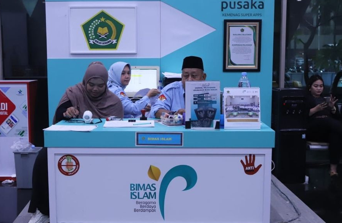Suasana pelayanan publik di kantor Kemenag yang tetap melayani legalisasi buku nikah bagi masyarakat dengan protokol kerja profesional.