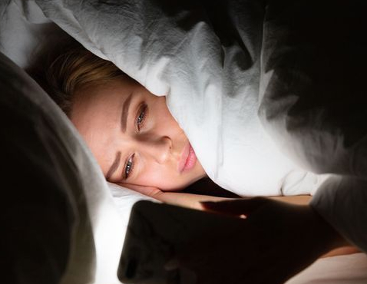 Ilustrasi seseorang yang merasa cemas dan kewalahan saat melihat tumpukan notifikasi pesan di layar ponselnya.