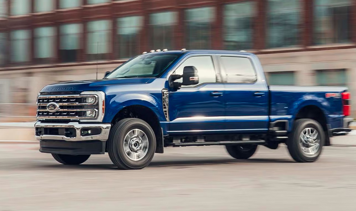 Ford F-250 Super Duty Lariat 2026 berwarna metalik yang menunjukkan sisi ketangguhan mesin V8 7.3 liter Godzilla di medan luar ruangan.