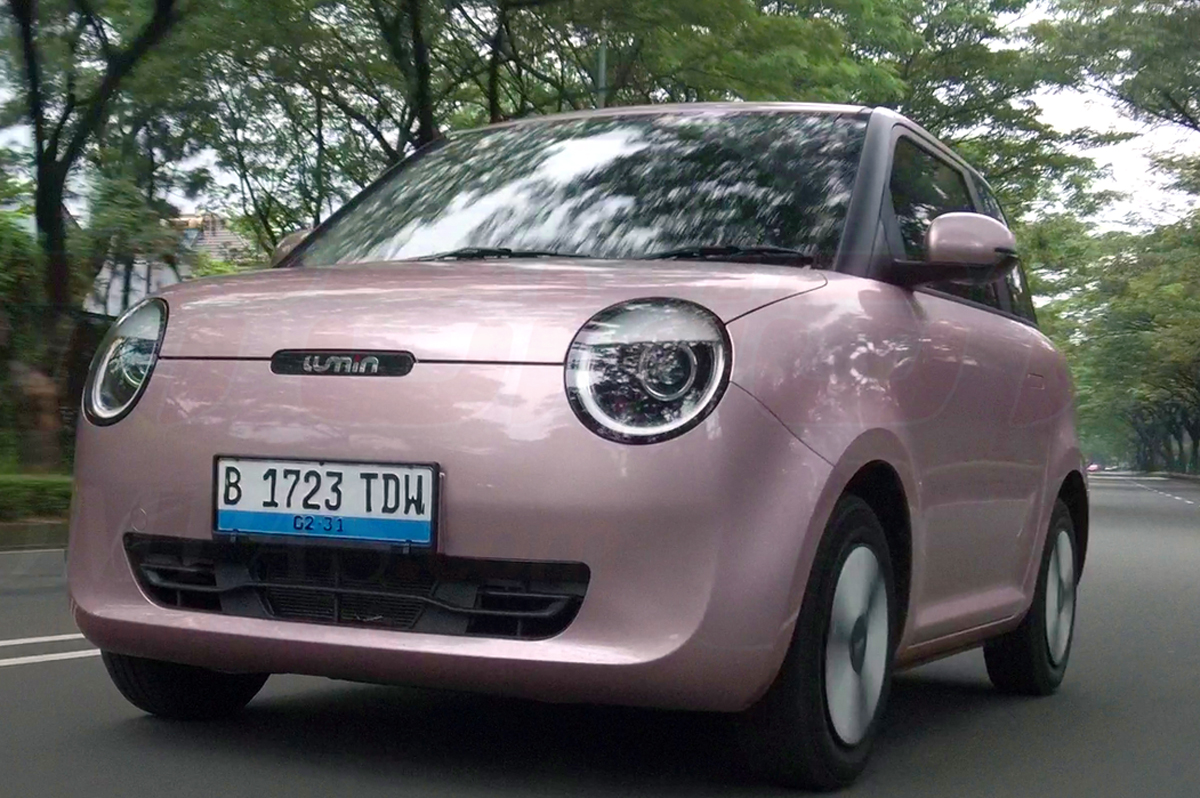 Perbandingan visual antara Changan Lumin yang bergaya retro bulat dan BYD Atto 1 yang berdesain aerodinamis modern di pameran otomotif Indonesia.