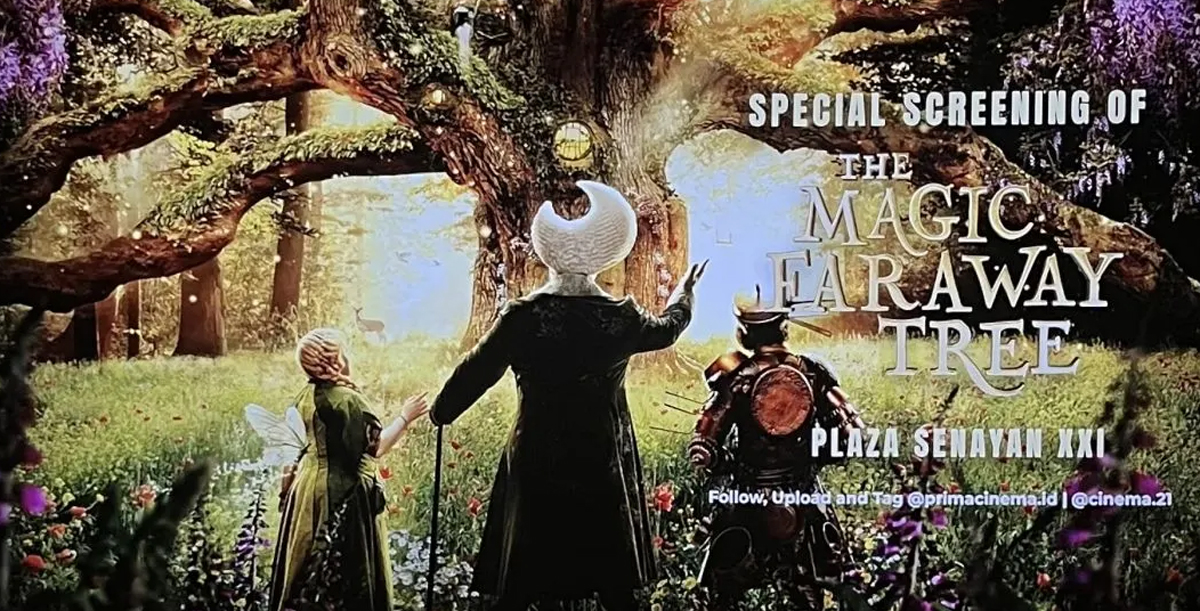 Cuplikan film The Magic Faraway Tree menampilkan keluarga Thompson di depan pohon raksasa ajaib, menggambarkan transisi dari dunia digital ke dunia fantasi.