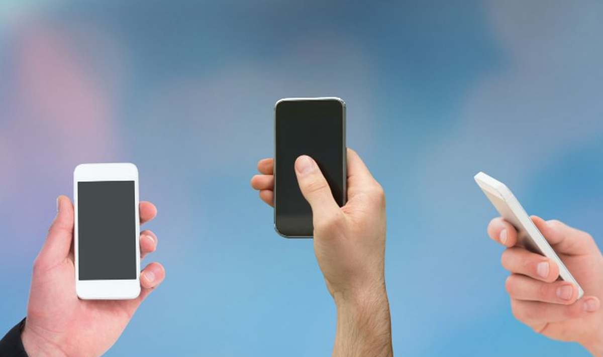 Ilustrasi seseorang yang melakukan detoks digital dengan menjauhkan smartphone untuk meningkatkan konsentrasi dan kesehatan mental.