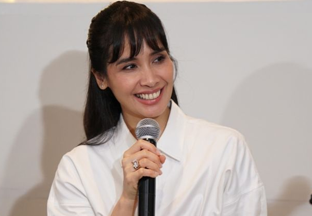 Potret aktris Marsha Timothy  berbagi tips menjaga kebugaran dan estetika bagi wanita karier.