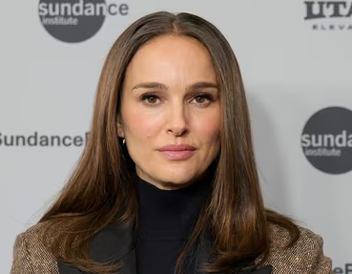 Potret Natalie Portman yang sedang berbahagia mengumumkan kehamilan anak ketiganya di usia 44 tahun, menyoroti tren kehamilan usia matang di kalangan selebriti.