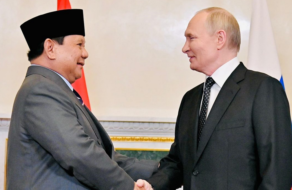 Presiden Prabowo Subianto saat bertemu Presiden Vladimir Putin di Rusia, melambangkan penguatan kerja sama strategis sektor energi dan pertahanan.