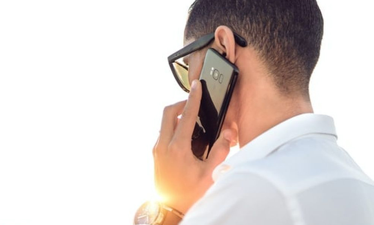 Ilustrasi pancaran radiasi frekuensi radio dari perangkat smartphone yang digunakan di dekat kepala manusia.