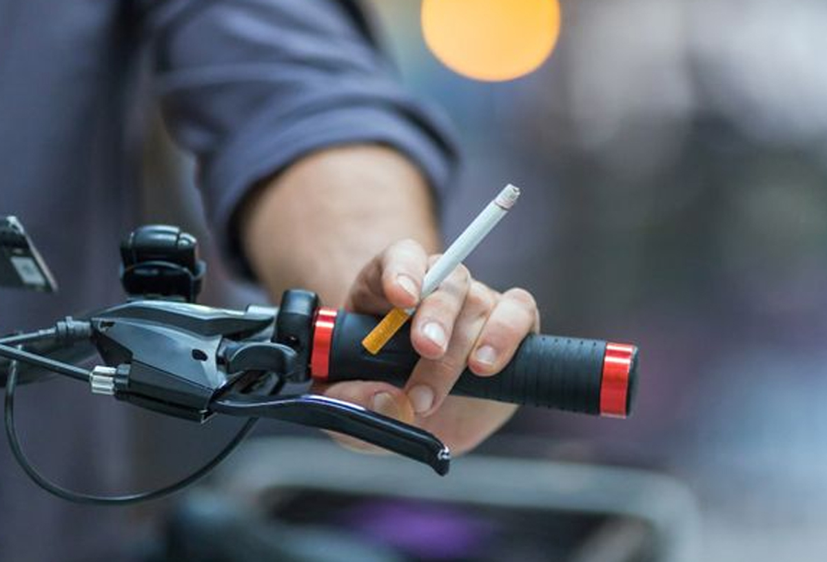 Ilustrasi asap rokok yang masuk ke paru-paru dan memengaruhi fungsi kognitif otak manusia, memicu risiko penyakit Alzheimer.