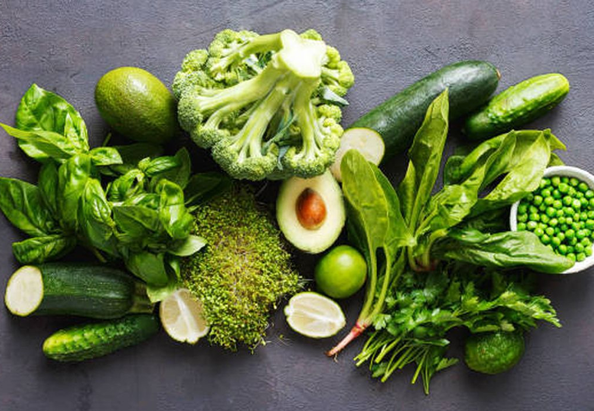 Ilustrasi berbagai sayuran segar seperti bayam, wortel, dan tomat yang kaya nutrisi untuk mendukung kesehatan kardiovaskular.