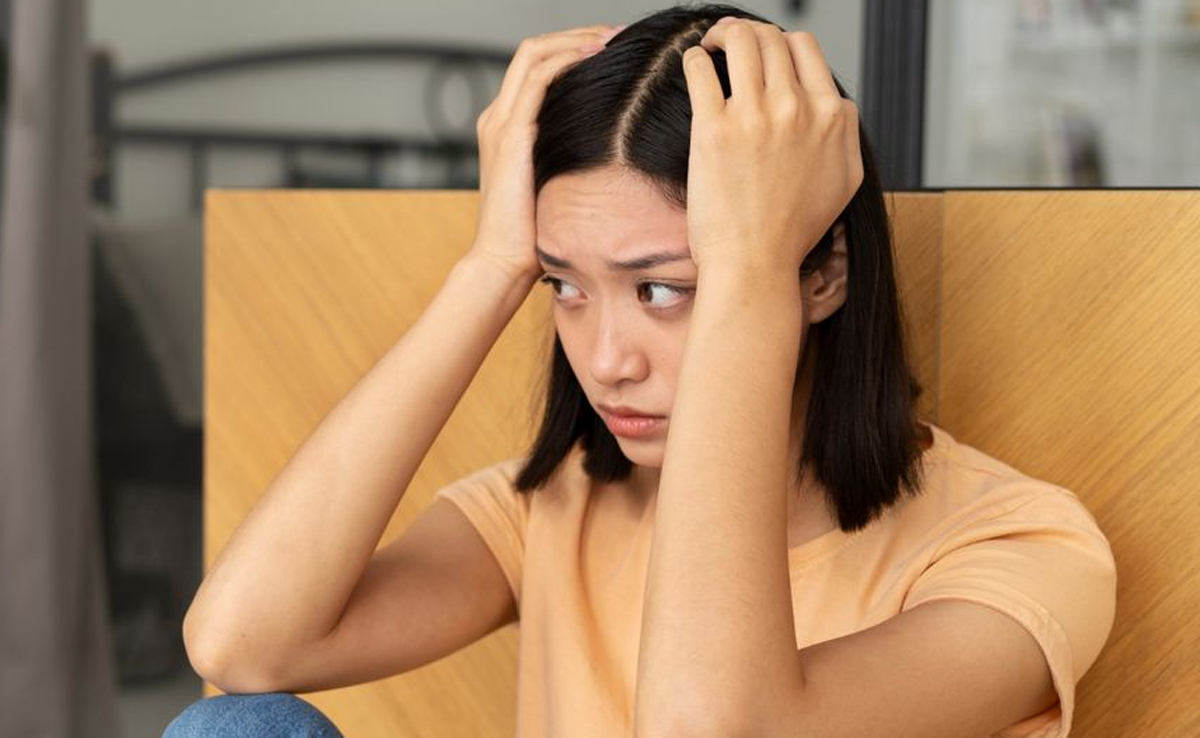 Ilustrasi seseorang yang terlihat beraktivitas normal namun merasakan kehampaan emosional di dalam dirinya, mencerminkan gejala high-functioning depression.