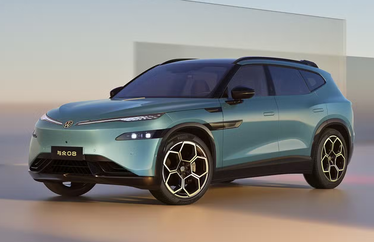 SUV listrik Volkswagen ID. UNYX 08 berwarna emas hasil kolaborasi VW dan Xpeng saat peluncuran resmi di China.