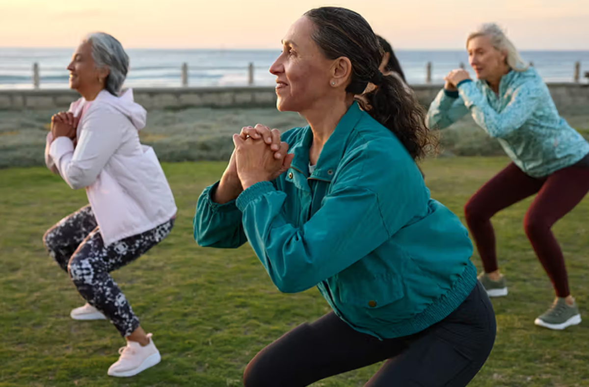 Ilustrasi wanita paruh baya sedang melakukan aktivitas jalan cepat di taman sebagai bagian dari pola hidup sehat untuk umur panjang.