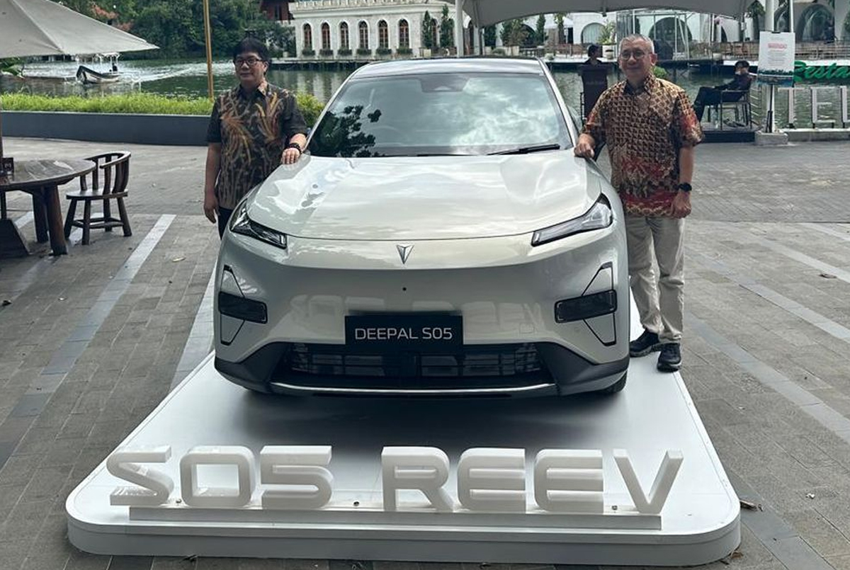 Cara kerja sistem Range-Extended Electric Vehicle (REEV) yang menunjukkan mesin bensin sebagai generator pengisi baterai untuk motor listrik.